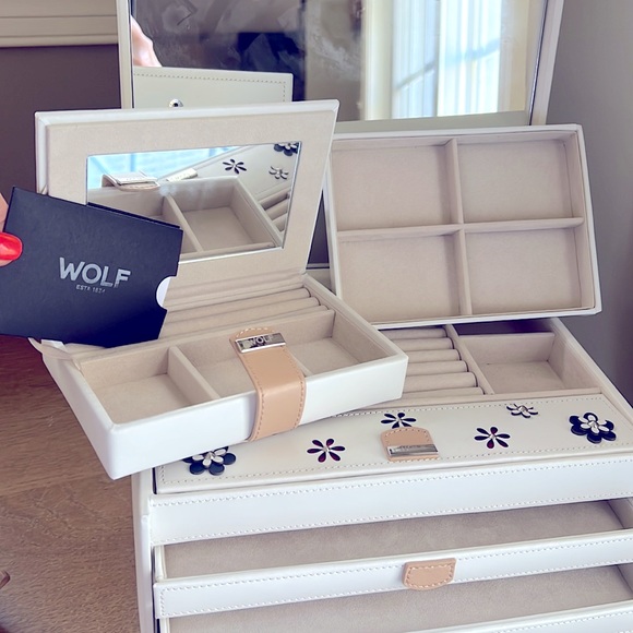 Wolf leather jewelry Box - Picture 16 of 16